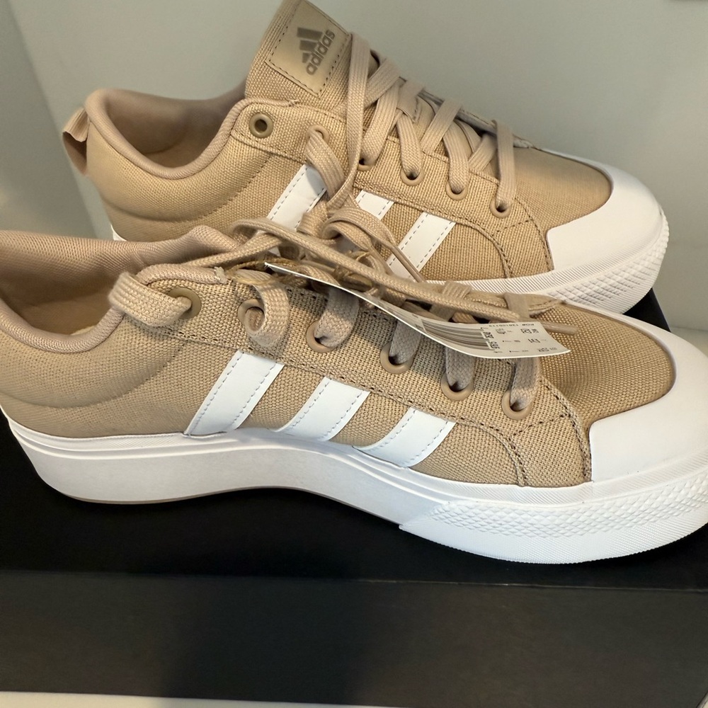 NEW IN BOX WOMENS ADIDAS BRAVADA 2.0 PLATFORM SNEAKER SIZE 8.5. TAN WITH WHITE.